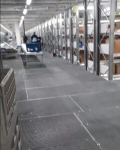 Верхний уровень б/у полочного мезонина